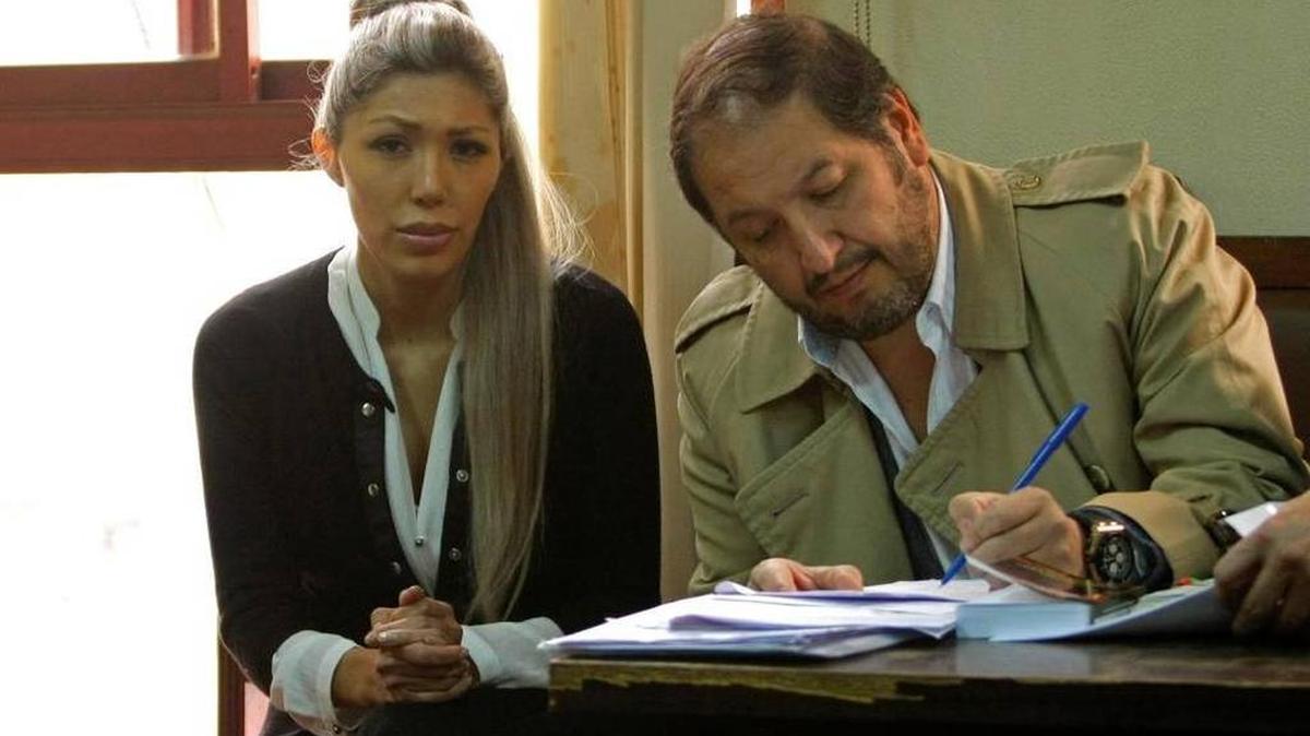 Gabriela Zapata Montaño (izq.), ex pareja del presidente de Bolivia, Evo Morales, acompañada de su abogado Walter Zuleta, asiste a una audiencia cautelar en La Paz.