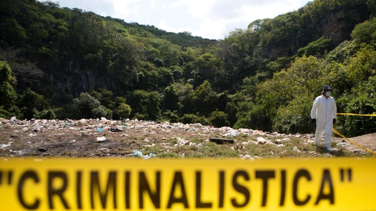 
Un médico forense examina un basurero en las afueras de Cocula, en el estado mexicano de Guerrero, en octubre del 2014, buscando restos humanos en el marco de la investigación del caso sobre los 43 estudiantes desaparecidos.
