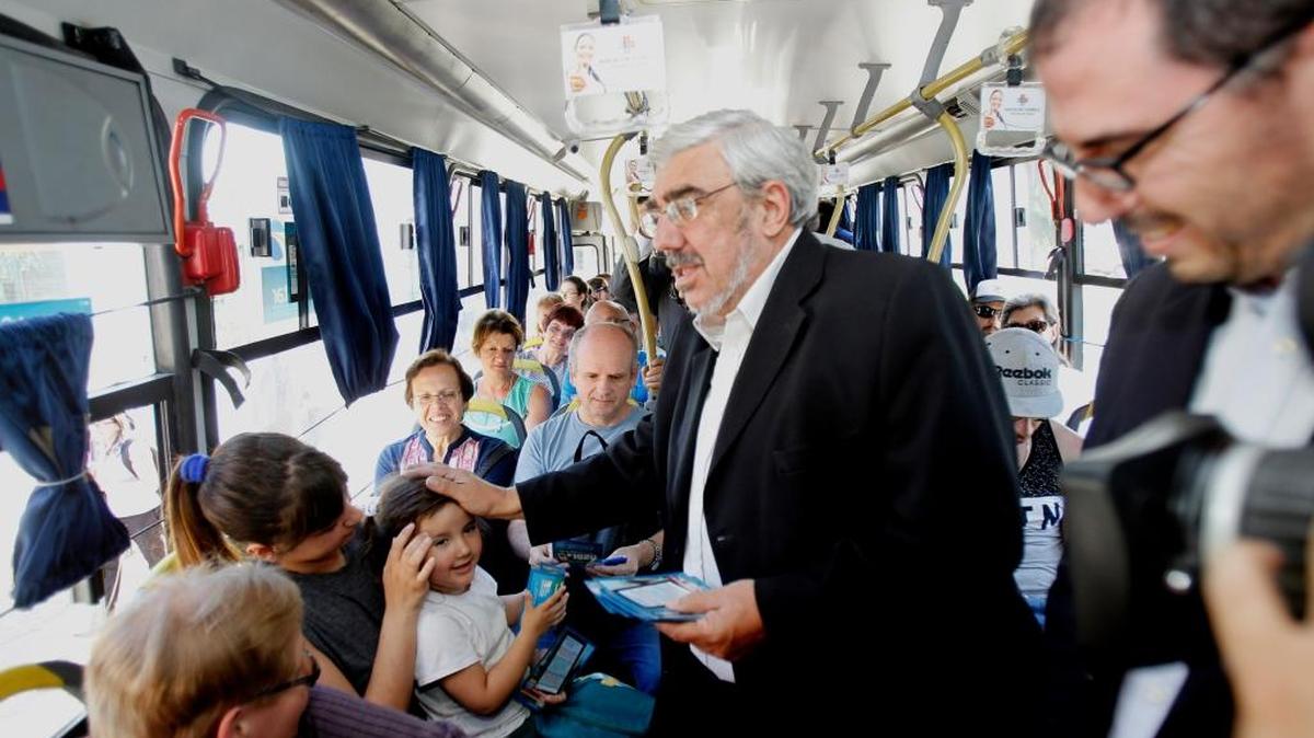 El secretario general de la JND, Milton Romani (c) distribuye folletos este lunes 30 de noviembre de 2015, distribuye folletos de la campaña de sensibilización "Todo consumo de drogas tiene riesgos" en un autobús de Montevideo (Uruguay). La campaña tiene como fin generar conciencia sobre el riesgo que conlleva el consumo de bebidas alcohólicas y cannabis.