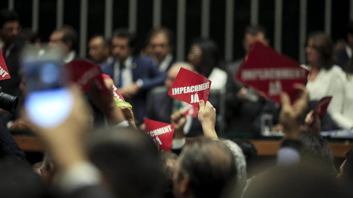 Representantes de la cámara de diputados protestan el jueves 17 de marzo de 2016, durante una sesión en Brasilia (Brasil).