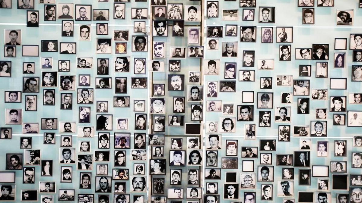 Fotografías de chilenos desaparecidos durante la dictadura son mostradas el jueves, en el Museo de la Memoria, durante el día Internacional de los Derechos Humanos en Santiago de Chile.