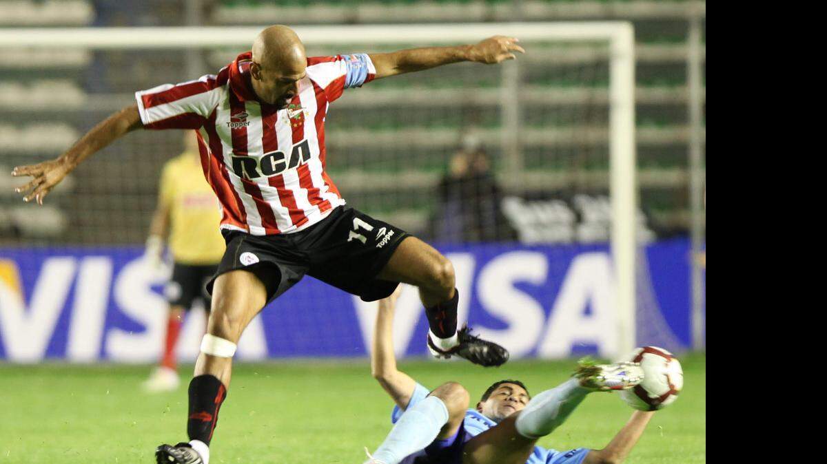 
El jugador de Bolívar de Bolivia, Charles da Silva (der.) lucha por el balón ante su rival de Argentina Estudiantes de La Plata, Sebastián Verón, en el 2010. 
