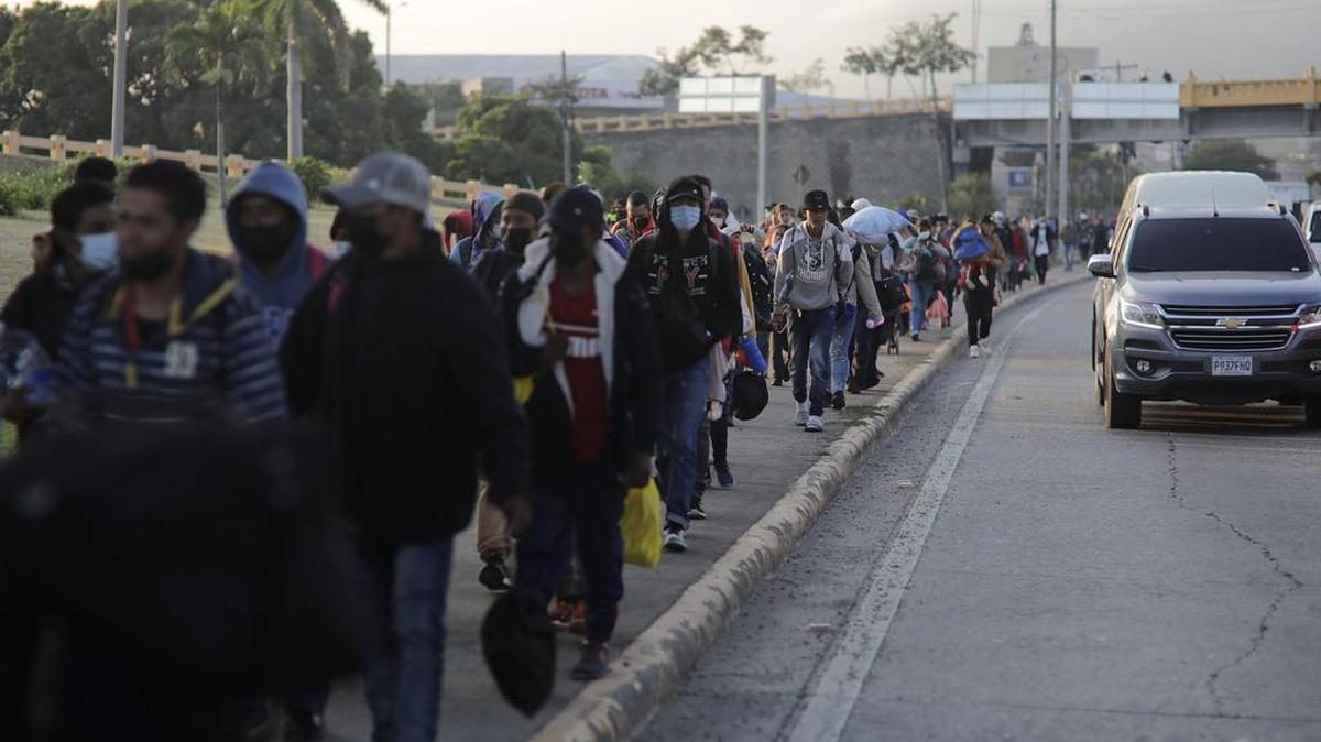 Migrantes parten desde San Pedro Sula, Honduras, para dirigirse hacia Estados Unidos, el sábado 15 de enero del 2022.