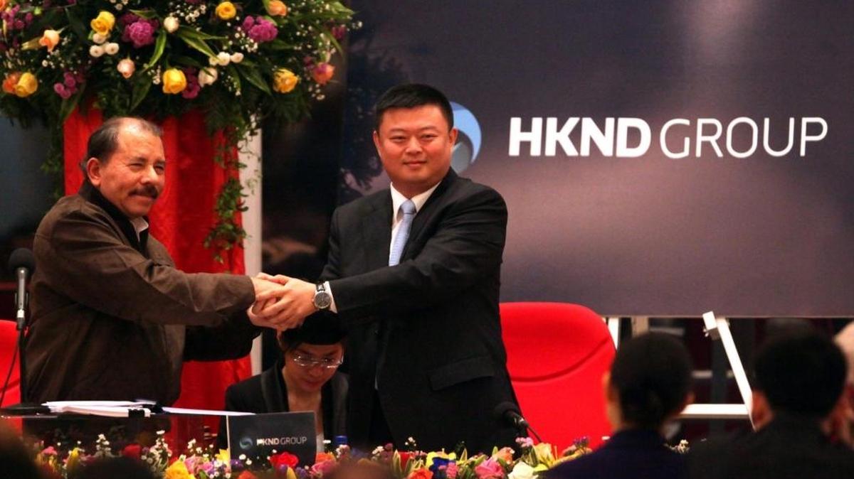 
El presidente de Nicaragua, Daniel Ortega (izq.), saluda al presidente de la compañía china HK Nicaragua Canal Development Investment Co. Limited (HKND Group), Wang Jing, en el 2013.
