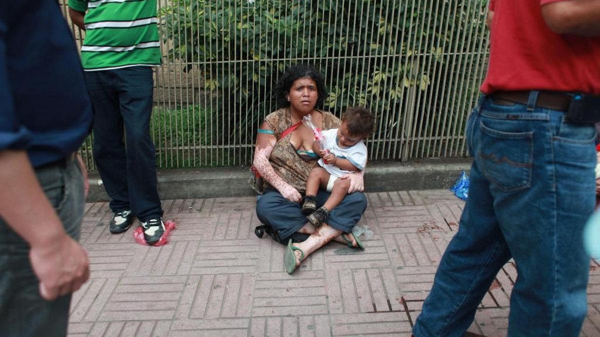 Fotografía fechada el 16 de octubre de 2012, donde un mujer pide limosna en el centro de Tegucigalpa (Honduras).