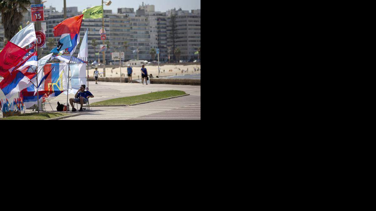 
Un hombre vende banderas de partidos políticos en Montevideo el sábado.


