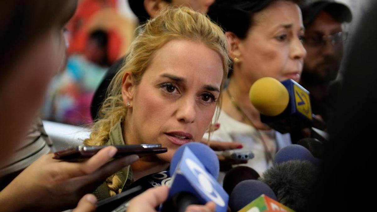 La esposa del encarcelado opositor venezolano, Leopoldo López, Lilian Tintori, habla con la prensa el lunes.