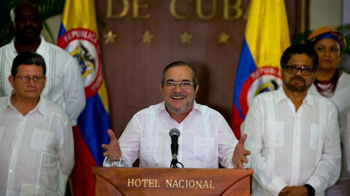 El líder de las FARC, Rodrigo Londoño, alias “Timochenko” (cent.), declara el alto el fuego definitivo en Colombia, junto a Iván Márquez (der.) y Pablo Catatumbo.