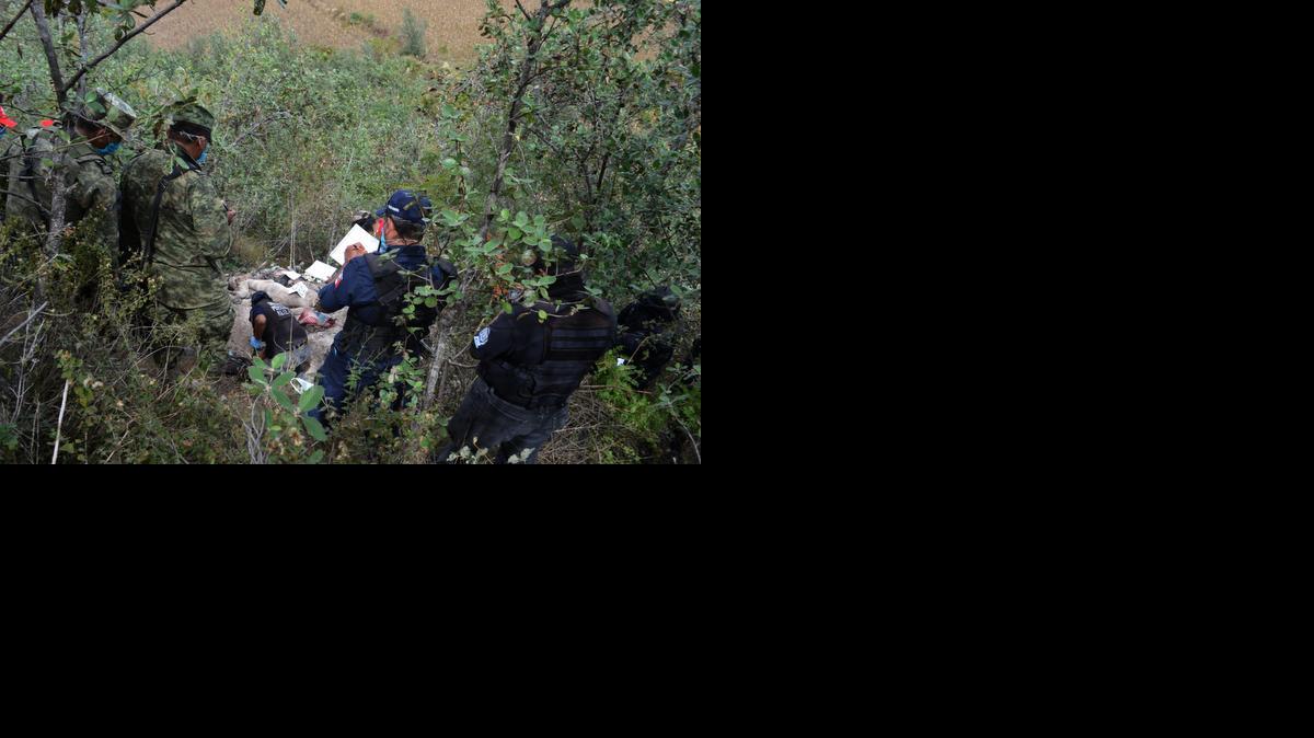 
Peritos forenses y militares realizan el levantamiento de 10 cadáveres y 11 cabezas humanas el miércoles, en Chilapa de Alvarez, estado de Guerrero, México. 
