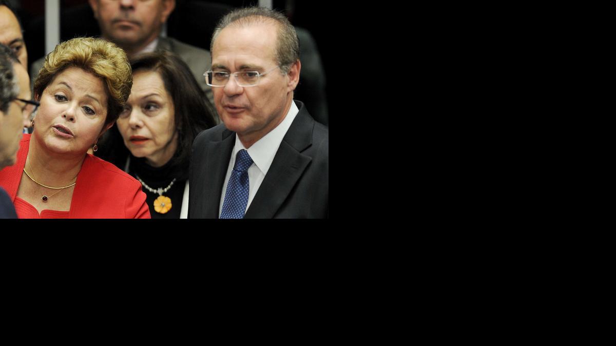 
El presidente del Senado de Brasil, Renan Calheiros, y la mandataria brasileña Dilma Rousseff, durante una ceremonia en el Congreso en Brasilia, en el 2013.
