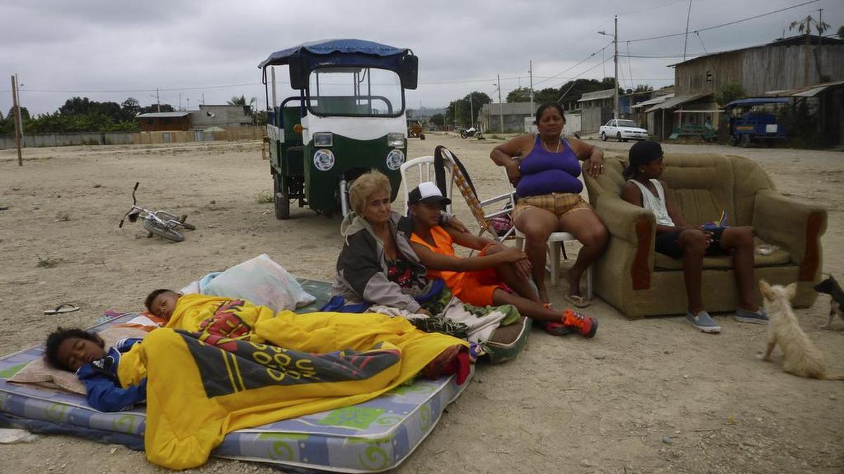 Fotografía cedida por Esmeraldas News de un grupo de personas durmiendo en la calle tras el sismo de magnitud 5,8 en la escala de Richter y más de una quincena de réplicas, de entre 2,9 y 4,2 grados, que se registraron el lunes 19 de diciembre de 2016, en Tonsupa (Ecuador), frente a las costas de Esmeraldas, partir de las 2.11 hora local (7.11 GMT).