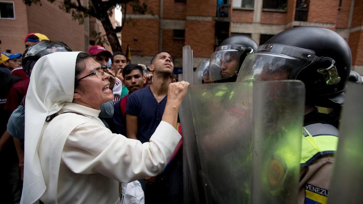 Una monja cuestiona a agentes policiales durante una protesta el 16 de septiembre de 2016, en Caracas, Venezuela.