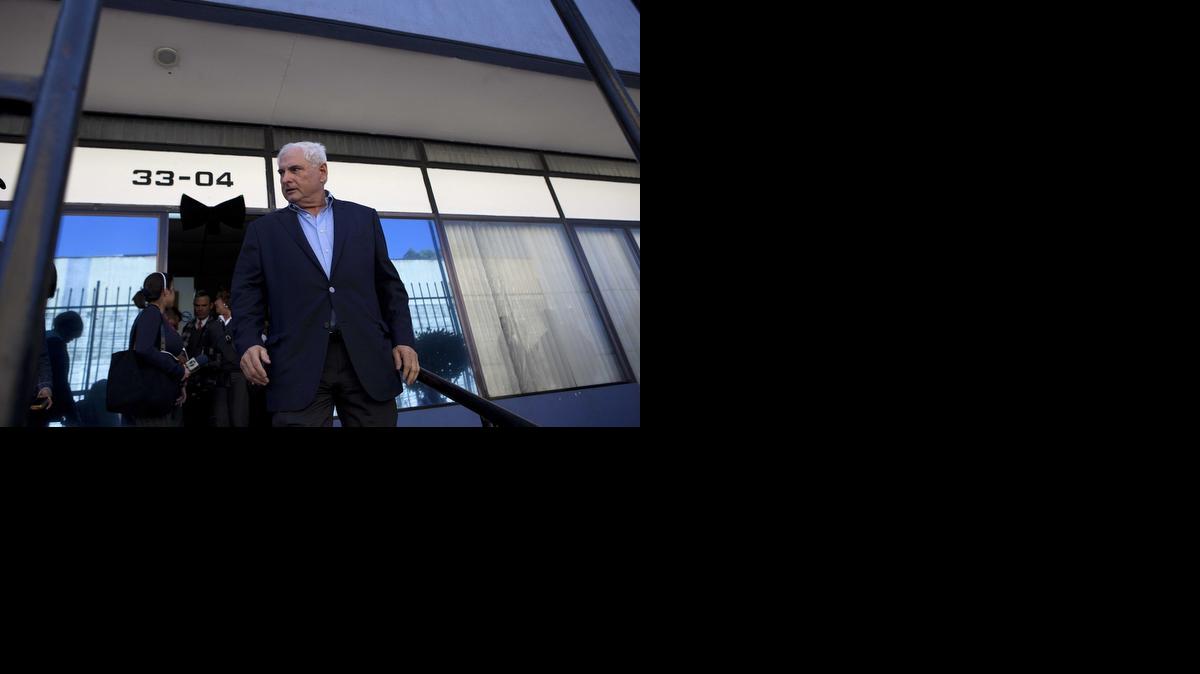 
El ex presidente de Panamá Ricardo Martinelli (2009-2014) posa el miércoles 28 de enero a su llegada al Parlamento Centroamericano (Parlacen) en la Ciudad de Guatemala. El ex presidente afirmó que va a “dar la cara” frente a las acusaciones de corrupción en su contra en Panamá y aseguró que el presidente de su país, Juan Carlos Varela, “no respeta los derechos humanos”.
