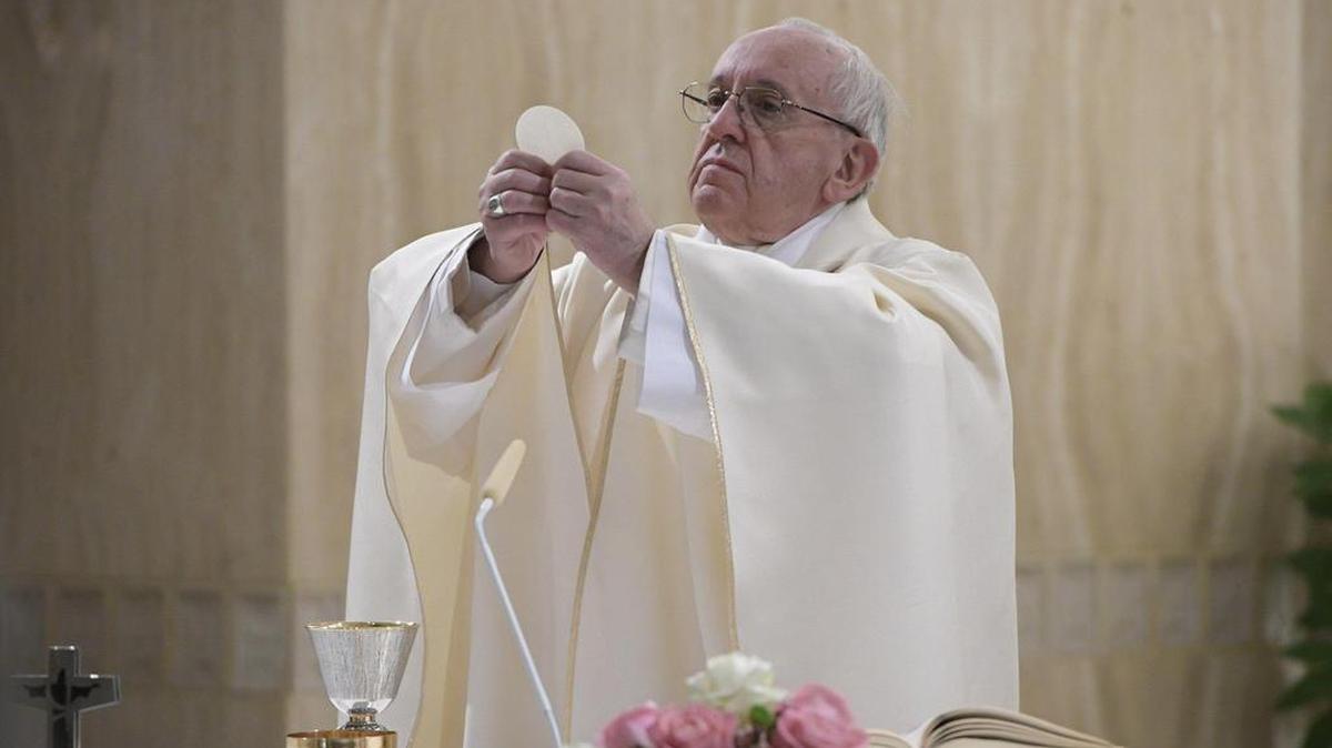 El papa Francisco ofrece una misa en la capilla de Santa Marta en el Vaticano, el 20 de marzo de 2017.