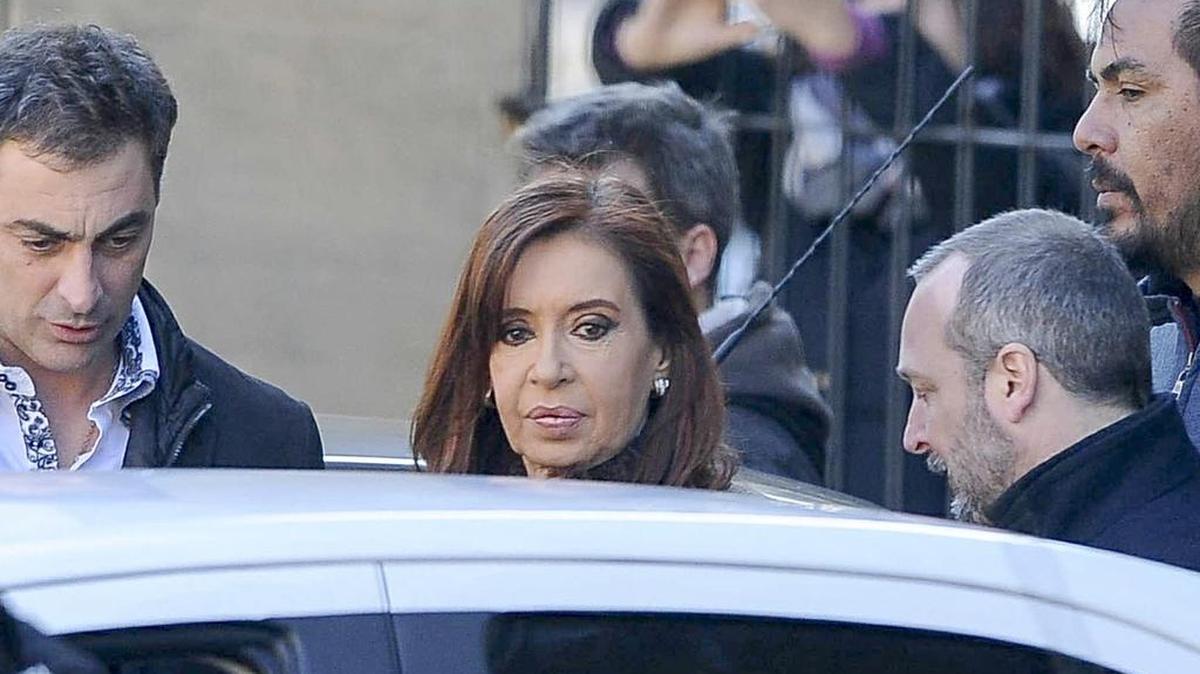 Esta medida cautelar afecta a todos los bienes inmuebles y muebles registrables, lo que impide que Cristina Fernández pueda venderlos o hipotecarlos.