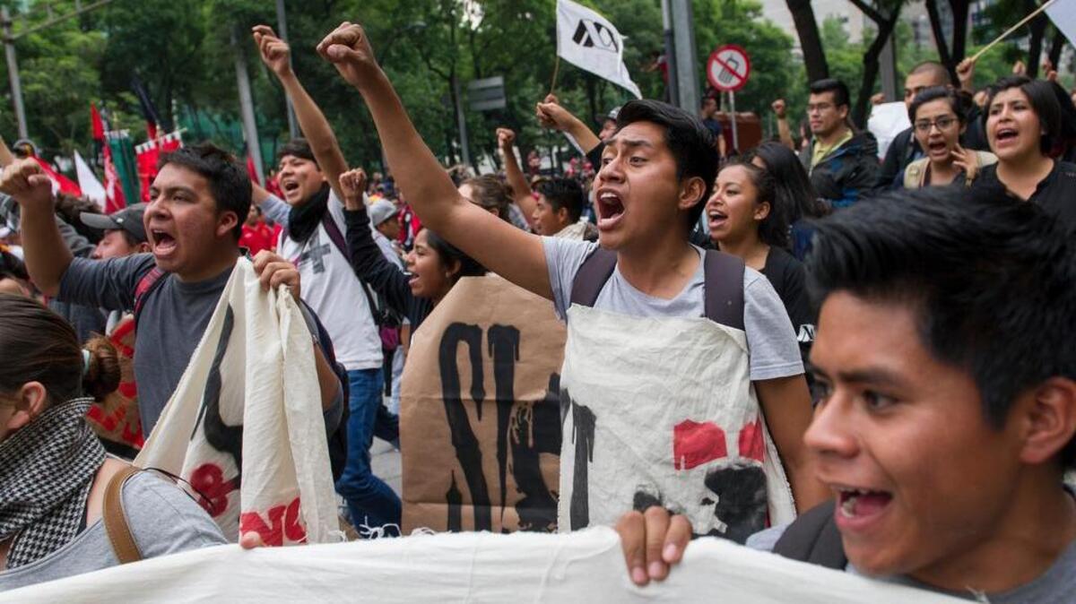 Profesores disidentes protestan en la Ciudad de México contra reforma educativa.