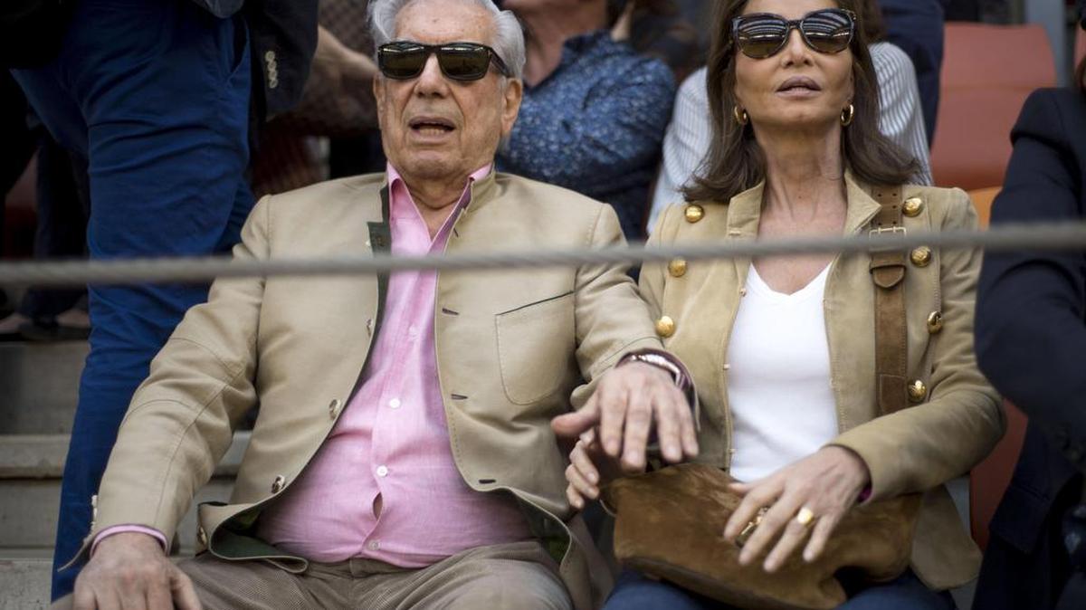 El escritor Mario Vargas Llosa e Isabel Preysler entre el público de la corrida de la Feria del Milagro, en la localidad de Illescas, España, el 11 de marzo de 2017.
