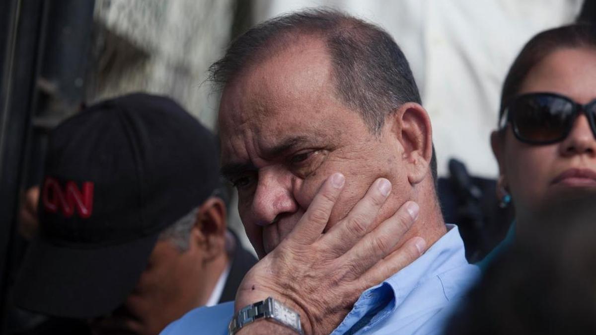 El periodista hondureño David Romero (cen.) llega a los juzgados de Tegucigalpa a su audiencia de sentencia el viernes.