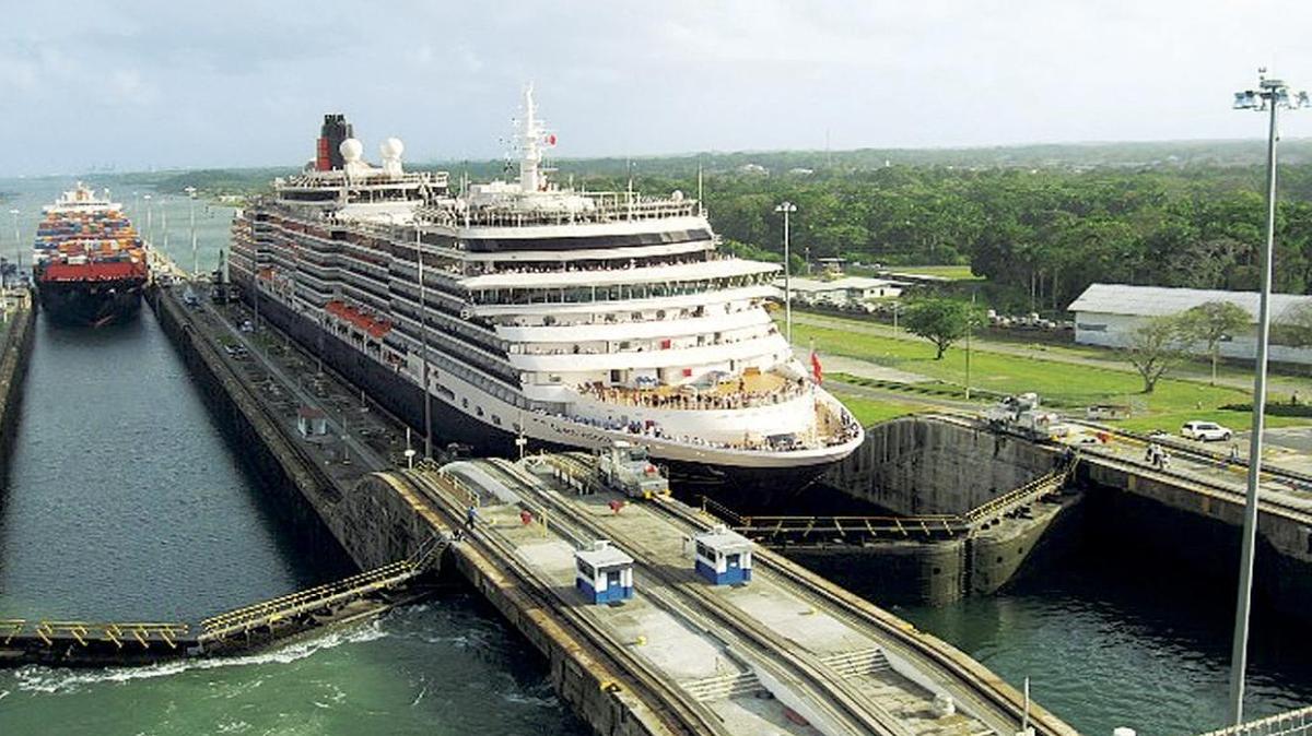 El buque The Queen Victoria atraviesa el Canal de Panama.