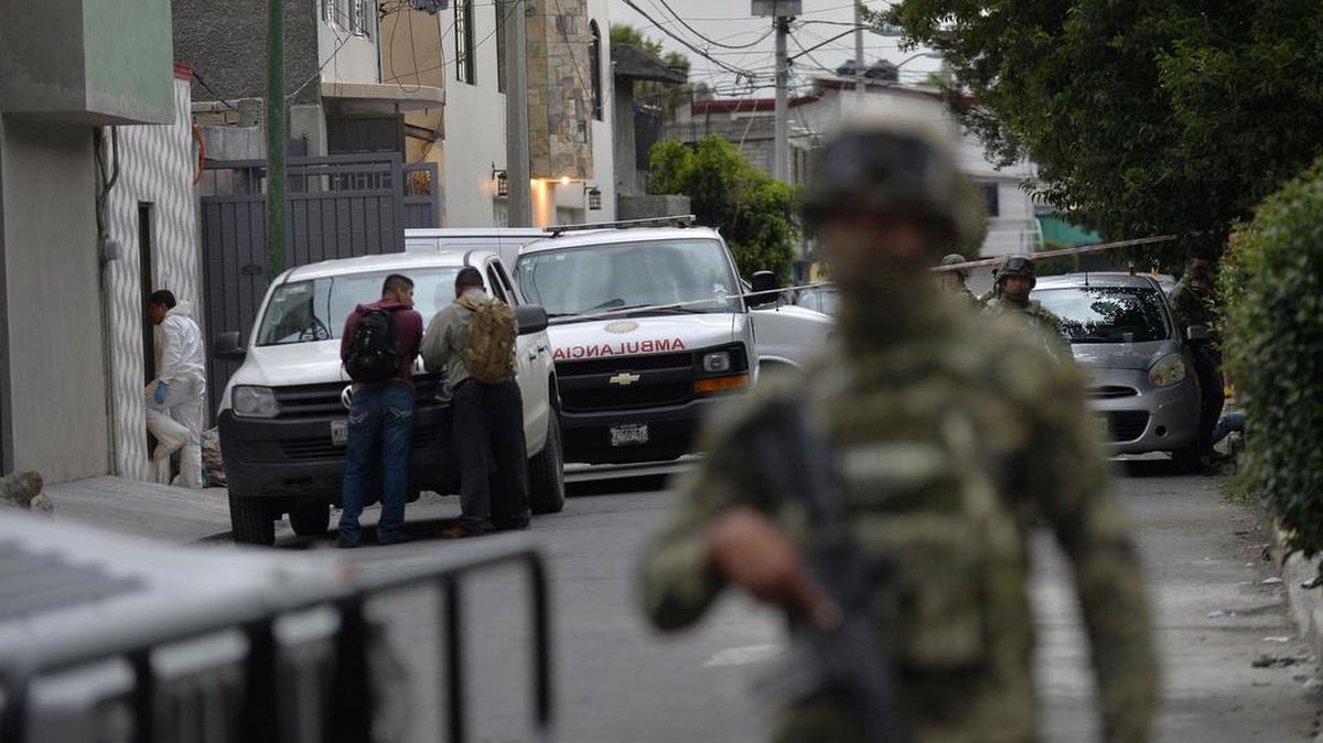 Los miembros de la Marina de Guerra de México sostienen la guardia luego de un tiroteo en el que ocho presuntos narcotraficantes fueron asesinados en Tlahuac, Ciudad de México, el 20 de julio de 2017.