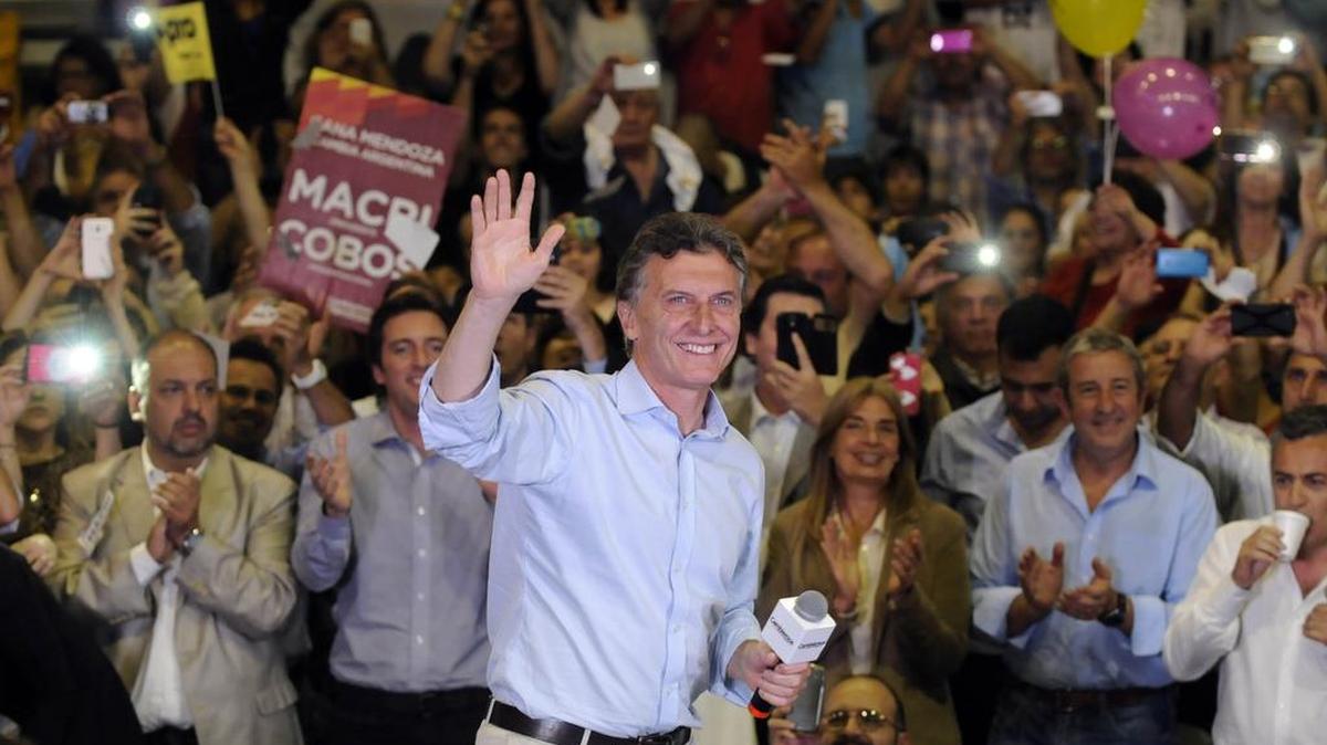 El candidato presidencial argentino, Mauricio Macri, saluda durante un acto electoral en Mendoza el 11 de noviembre.