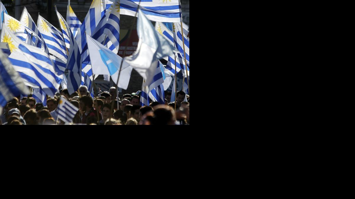 
Cientos de personas participan de un acto del candidato a la presidencia de Uruguay por el Partido Nacional (PN), Luis Lacalle Pou, el sábado durante un acto de campaña. 
