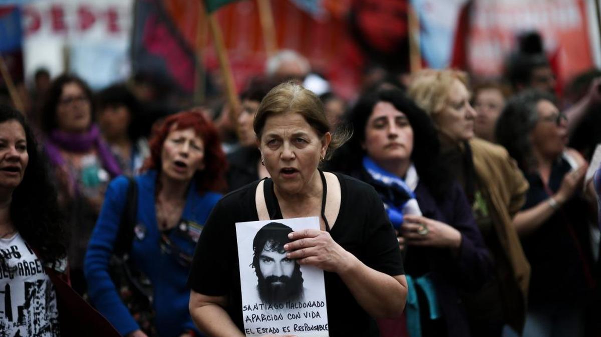 Decenas de personas convocadas por grupos de izquierda se manifiestan el 18 de octubre de 2017, para exigir responsabilidades por la desaparición de Santiago Maldonado, en la Plaza de Mayo de Buenos Aires (Argentina). El hallazgo de un cadáver en un río del sur de Argentina ha conmocionado al país y marcado la campaña para las legislativas del próximo domingo, mientras se determina si corresponde al joven artesano Santiago Maldonado, visto por última vez el 1 de agosto pasado en una protesta reprimida por gendarmes.