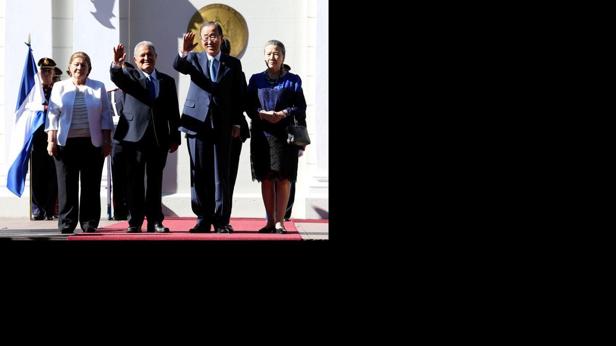 
La primera dama de El Salvador, Margarita Villalta, el presidente salvadoreño Salvador Sánchez Cerén, el secretario general de la ONU, Ban Ki-moon y su esposa Yoo Soon-taek, en San Salvador, El Salvador. 
