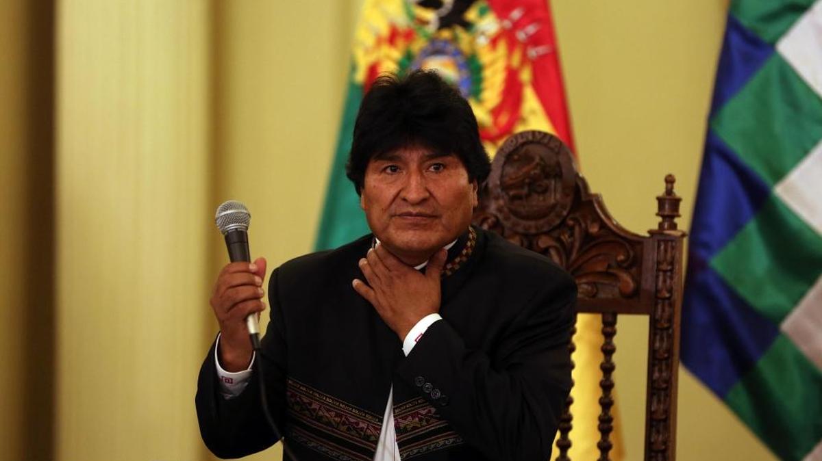Fotografía del 8 de marzo del 2017, del presidente de Bolivia, Evo Morales, en una rueda de prensa en La Paz (Bolivia). Morales decidió adelantar su viaje a Cuba para el próximo jueves con el propósito de someterse a una cirugía que le extraerá una tumoración benigna en la laringe, informaron el 27 de marzo de 2017, dos de sus ministros.