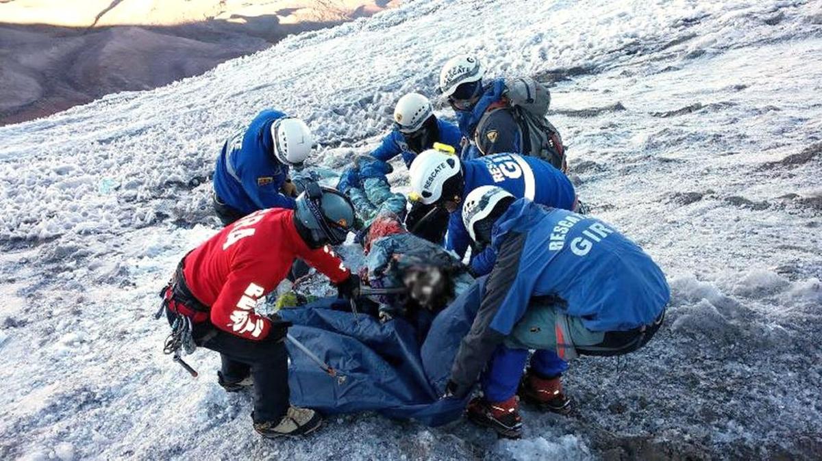 
Rescatistas recuperan uno de los tres cuerpos de escaladores hallados el domingo en el volcán Chimborazo, a 130 km al sur de Quito, Ecuador. Se cree que fallecieron hace 20 años por una avalancha.


