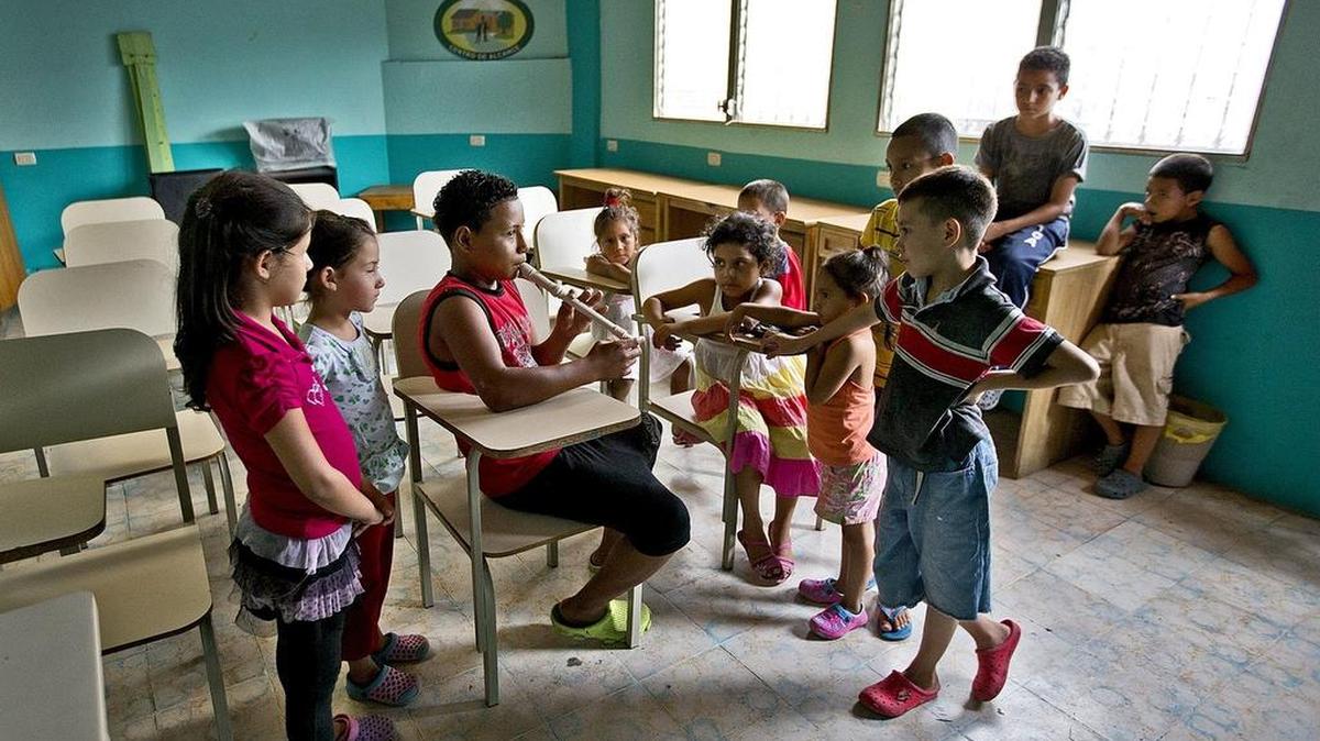 
Jason Castejon, de 14 años, toca la ‘Oda a la alegría’, de Beethoven, en un centro para jóvenes, de la USAID, que se propone mantenerlos alejados de las calles.
