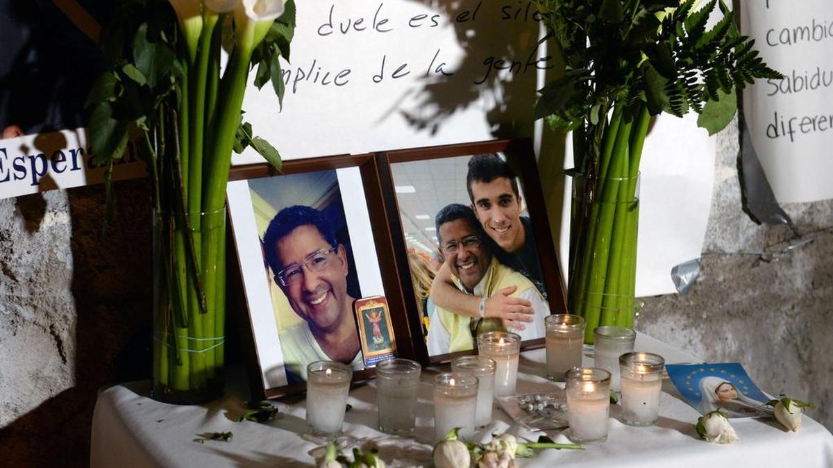 Velas, flores y fotos se colocan fuera del hospital donde el ex presidente salvadoreño (1999-2004), Francisco Flores fue declarado muerto, en San Salvador el 31 de enero de 2016. Flores ha muerto, los funcionarios de su partido político anunció, días después de que él se deslizó en un estado de coma después de una apoplejía masiva.