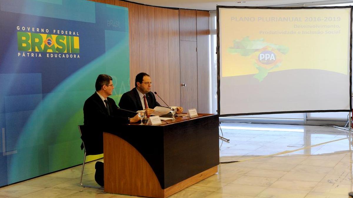 
El ministro de Planificación y Presupuesto de Brasil, Nelson Barbosa (der.), afirmó el lunes en una conferencia de prensa que trabajarán para que el déficit sea ‘temporario’.
