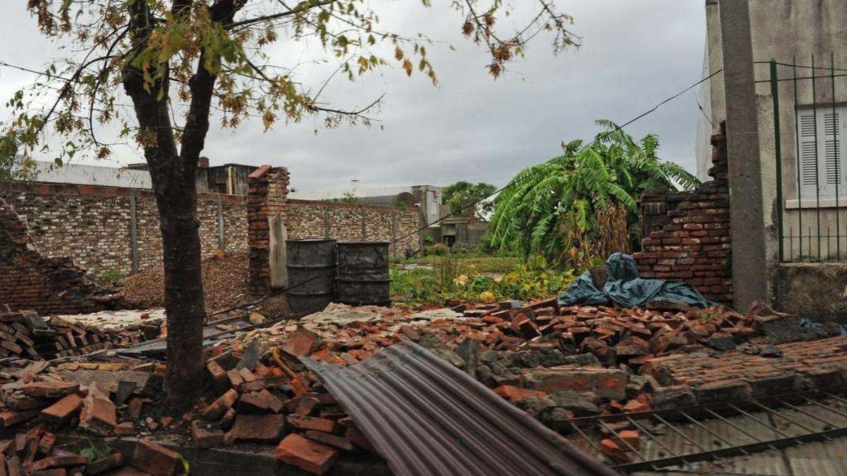 Fotografía de la zona donde un tornado azotó el pueblo de Dolores, Uruguay. El presidente de Uruguay, Tabaré Vázquez, decretó duelo nacional por el fallecimiento de cuatro personas a causa del tornado.