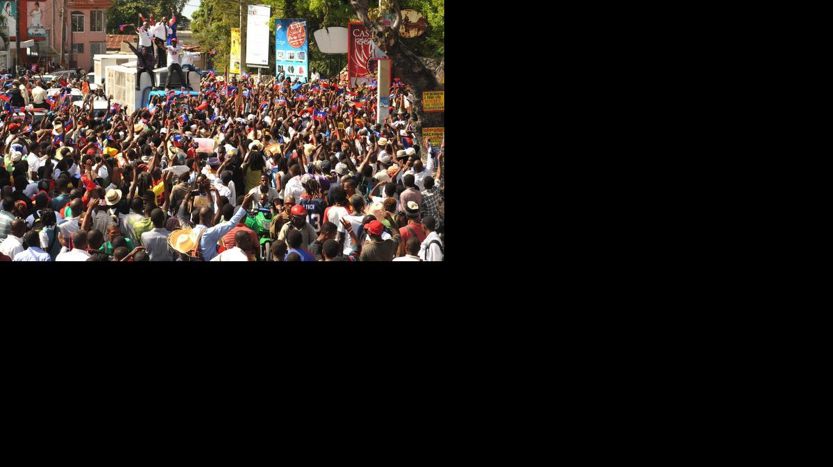 
Miembros de la sociedad civil haitiana participan hoy, miércoles 25 de febrero de 2015, en una marcha silenciosa para denunciar el tratamiento que se dispensa en la República Dominicana a los haitianos en Puerto Príncipe (Haití). 

