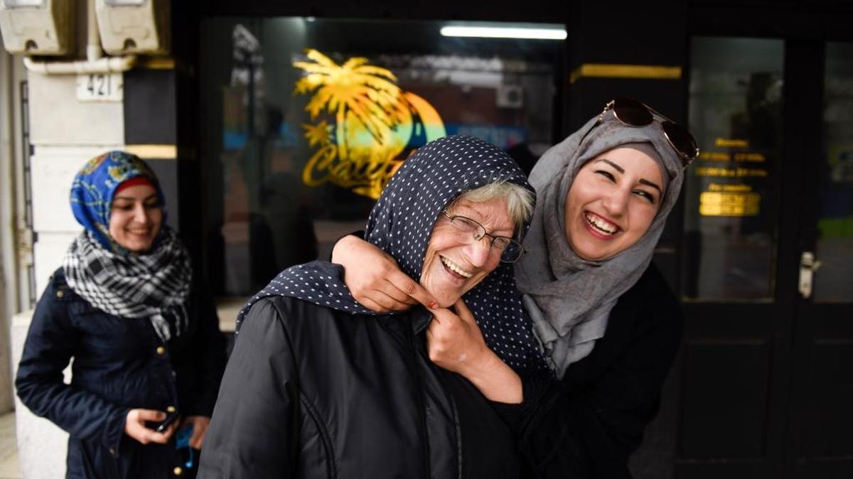 La refugiada siria Nada Alshebli (der.) bromea en octubre colocando un velo ‘hijab’ a la uruguaya Sonia de León, en el pueblo Juan Lacaze, Uruguay.