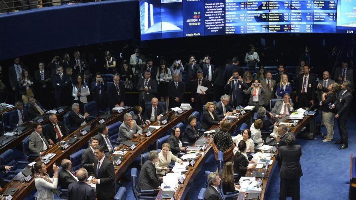 Fotografía de una sesión del Senado brasileño para decidir el destino de la presidenta suspendida, Dilma Rousseff, hoy, miércoles 10 de agosto de 2016, en Brasilia (Brasil).