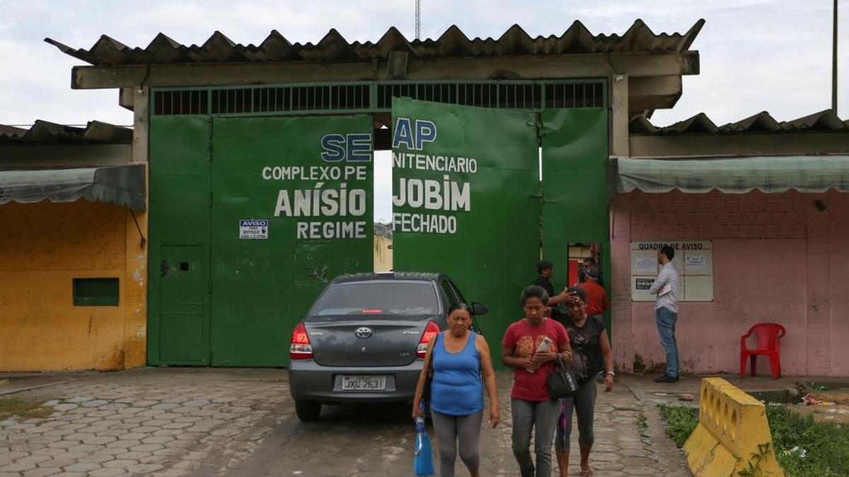 A la entrada del Complejo Penitenciario Anísio Jobim, en el estado brasileño de Roraima, familiares de los reos esperan tener noticias de ellos.