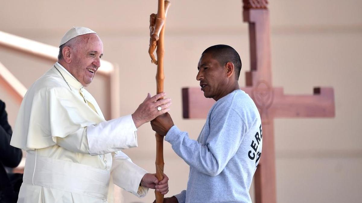 El papa Francisco recibe una cruz de manos de un prisionero durante su visita hoy, miércoles 17 de febrero de 2016, al Centro Penitenciario (CeReSo n3) de Ciudad Juárez, México.
