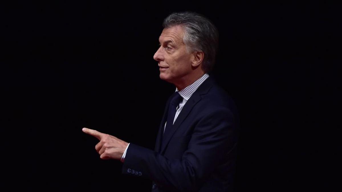 El presidente de Argentina, Mauricio Macri, gesticula antes de recibir el premio del Foro Nueva Economía durante una ceremonia de premiación en el Teatro Real de Madrid el 24 de febrero de 2017.