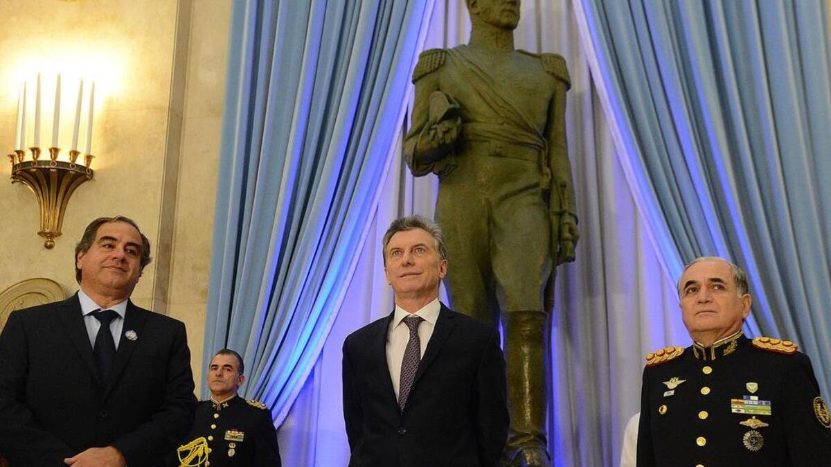 Fotografía cedida por la presidencia de Argentina donde se ve al presidente argentino Mauricio Macri (c) acompañado por el ministro de Defensa Julio Martínez (i) y el jefe del Estado Mayor Conjunto Bari del Valle Sosa (d) el lunes 1 de agosto de 2016, en la Cena Anual de Camaradería de las Fuerzas Armadas, en Buenos Aires (Argentina).