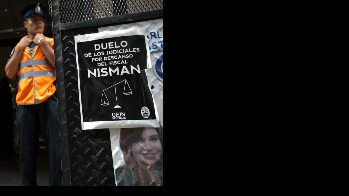 
Cartel de duelo por Alberto Nisman en Buenos Aires, Argentina. El fiscal fue encontrado muerto el 18 de enero, cuatro días después de presentar una acusación contra la presidenta argentina.
