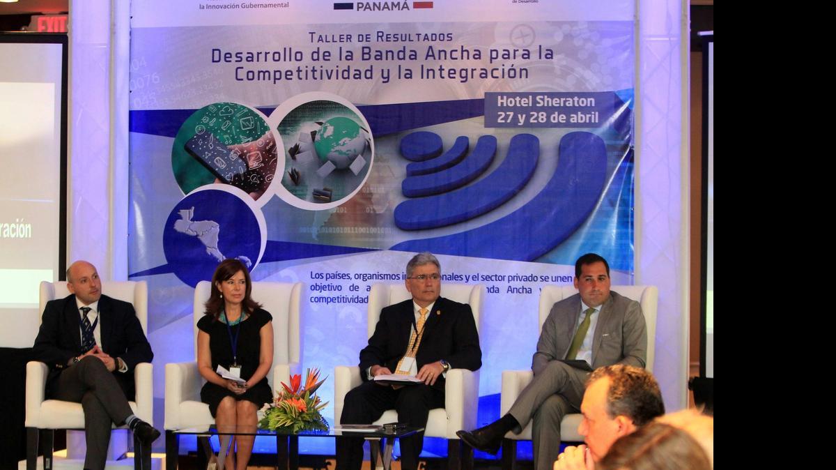 
Acto inaugural del ‘Taller de Resultados: Desarrollo de la Banda Ancha para la Competitividad y la Integración’ el lunes en Ciudad de Panamá. La brecha digital entre Centroamérica y los países de la Organización para la Cooperación y el Desarrollo Económicos (OCDE) es ‘grande’, dijeron analistas. 
