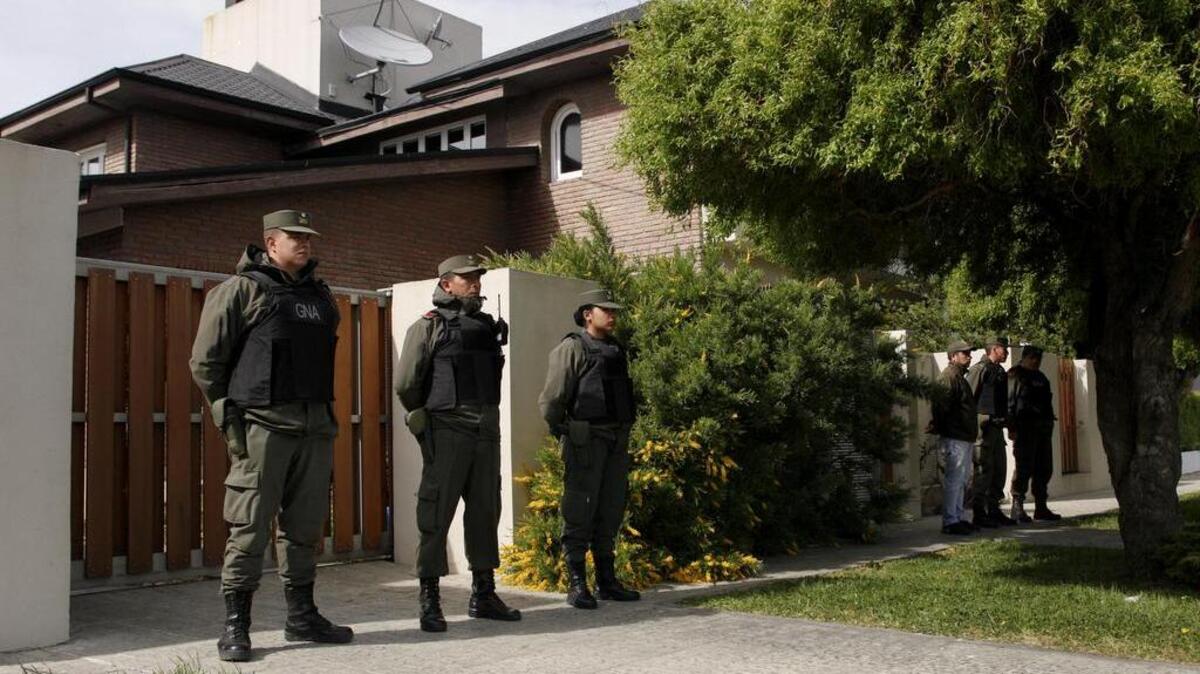 Agentes de la gendarmería prestan guardia afuera de una propiedad de la expresidenta argentina Cristina Fernández de Kirchner hoy, martes 1 de noviembre de 2016, en Río Gallegos (Argentina).