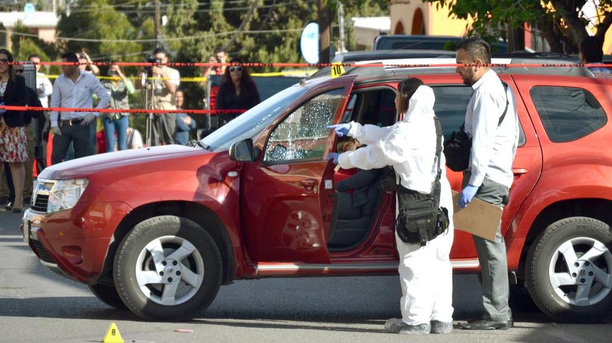 Fotografía cedida por El Diario Chihuahua donde se ve a forenses inspeccionando el jueves 23 de marzo de 2017, el vehículo donde fue asesinada a tiros la periodista mexicana Miroslava Breach cuando salía de su casa en Chihuahua, México.