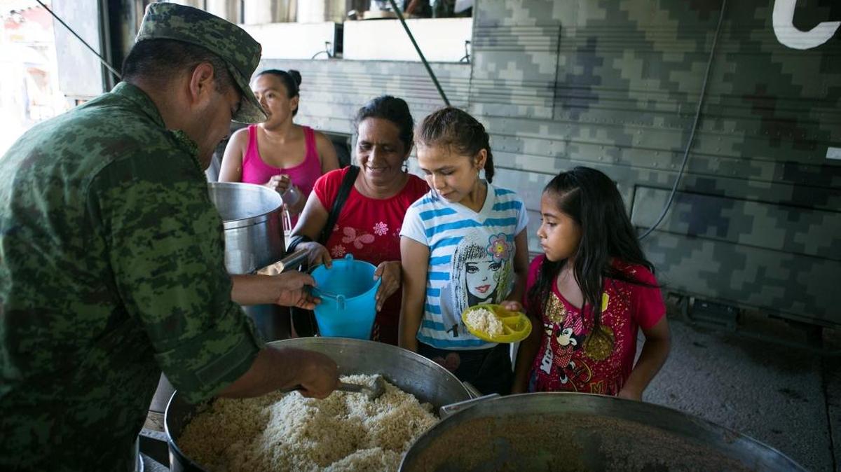 Miembros del ejercito mexicano atienden un comedor comunitario el sábado 16 de septiembre de 2017, en el poblado de Santa María Xanadi en Oaxaca (México). Un sismo de magnitud 5.5 en la escala de Richter sacudió el sur de México y tuvo epicentro cerca de Salina Cruz, en Oaxaca, el estado más afectado por el terremoto del 7 de septiembre, informó el Servicio Sismológico Nacional (SSN).