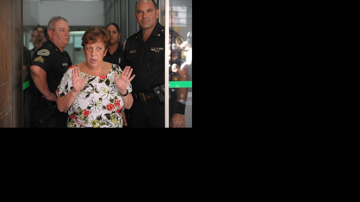 
Viviana Fein, fiscal que investiga la muerte de su colega Alberto Nisman, habla ante los reporteros el jueves en la sede de su despacho en Buenos Aires.


