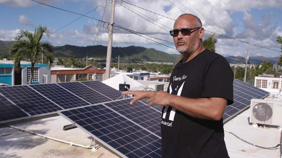 Rafael Rivera, residente de Caguas, es uno de los clientes de Sunnova que se quedó sin luz después del huracán.