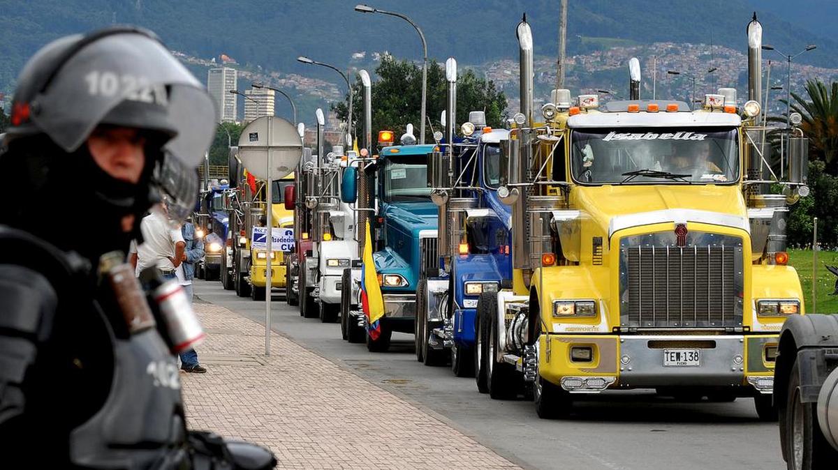 El paro camionero de más de un mes en Colombia impacta “duro” en la economía del país, consideraron este miércoles representantes del gobierno y del comercio.