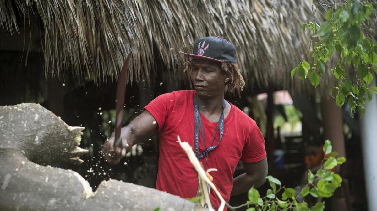 Un hombre despeja el paso en Bávaro, República Dominicana, cuando ya el huracán María comenzaba a alejarse del país.